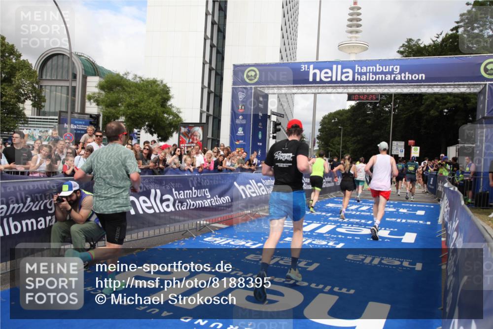 29.06.2025 - hella hamburg halbmarathon Michael Strokosch http://msf.ph/oto/8188395 29.06.2025 10:42:24 Ziel 1312, 1903, 2675, 6639, 6770, 7865, 11907, 13746, 13807, 14226, 14811, 15175, 15270, 15654, 16281, 16660, 17182, 18330 meine-sportfotos.de