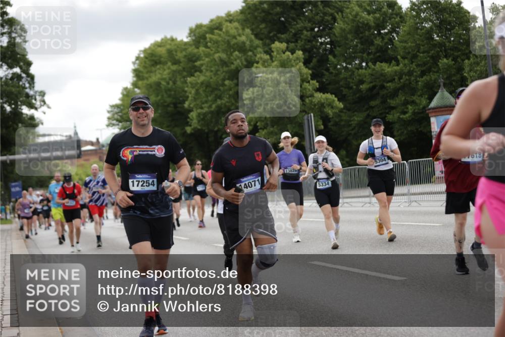 29.06.2025 - hella hamburg halbmarathon Jannik Wohlers http://msf.ph/oto/8188398 29.06.2025 11:12:06 Lombardsbrücke 1405, 2279, 4212, 4339, 4709, 4730, 5304, 5334, 5657, 5764, 6157, 6186, 6768, 6769, 6777, 7123, 7144, 7359, 7414, 7745, 7746, 8242, 8667, 9690, 9818, 10254, 10370, 10690, 11108, 12304, 12516, 12756, 13828, 14071, 14487, 14884, 15398, 15999, 16544, 16733, 17205, 17254, 17418, 17618, 17700, 18139 meine-sportfotos.de