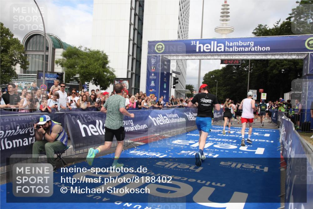 29.06.2025 - hella hamburg halbmarathon Michael Strokosch http://msf.ph/oto/8188402 29.06.2025 10:42:24 Ziel 1312, 1903, 2675, 6639, 6770, 7865, 11907, 13746, 13807, 14226, 14811, 15175, 15270, 15654, 16281, 16660, 17182, 18330 meine-sportfotos.de