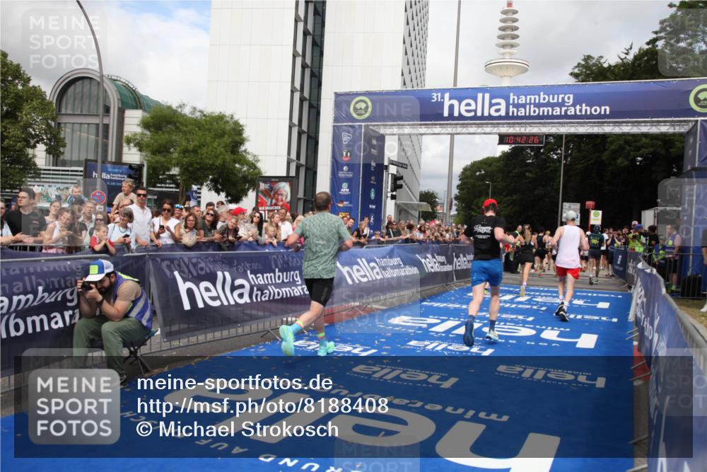 29.06.2025 - hella hamburg halbmarathon Michael Strokosch http://msf.ph/oto/8188408 29.06.2025 10:42:25 Ziel 1256, 1312, 1903, 2675, 3523, 6639, 6770, 7693, 7865, 11907, 13746, 13807, 14226, 14811, 15095, 15175, 15270, 15654, 16281, 16660, 18330 meine-sportfotos.de