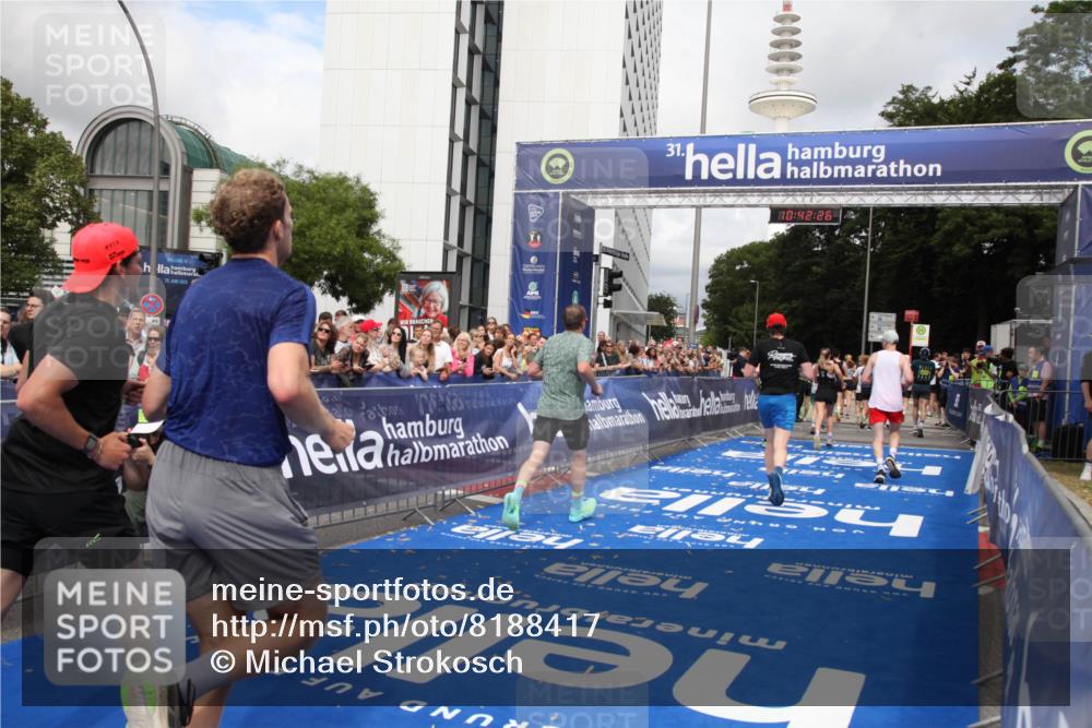 29.06.2025 - hella hamburg halbmarathon Michael Strokosch http://msf.ph/oto/8188417 29.06.2025 10:42:25 Ziel 1256, 1312, 1903, 2675, 3523, 6639, 6770, 7693, 7865, 11907, 13746, 13807, 14226, 14811, 15095, 15175, 15270, 15654, 16281, 16660, 18330 meine-sportfotos.de