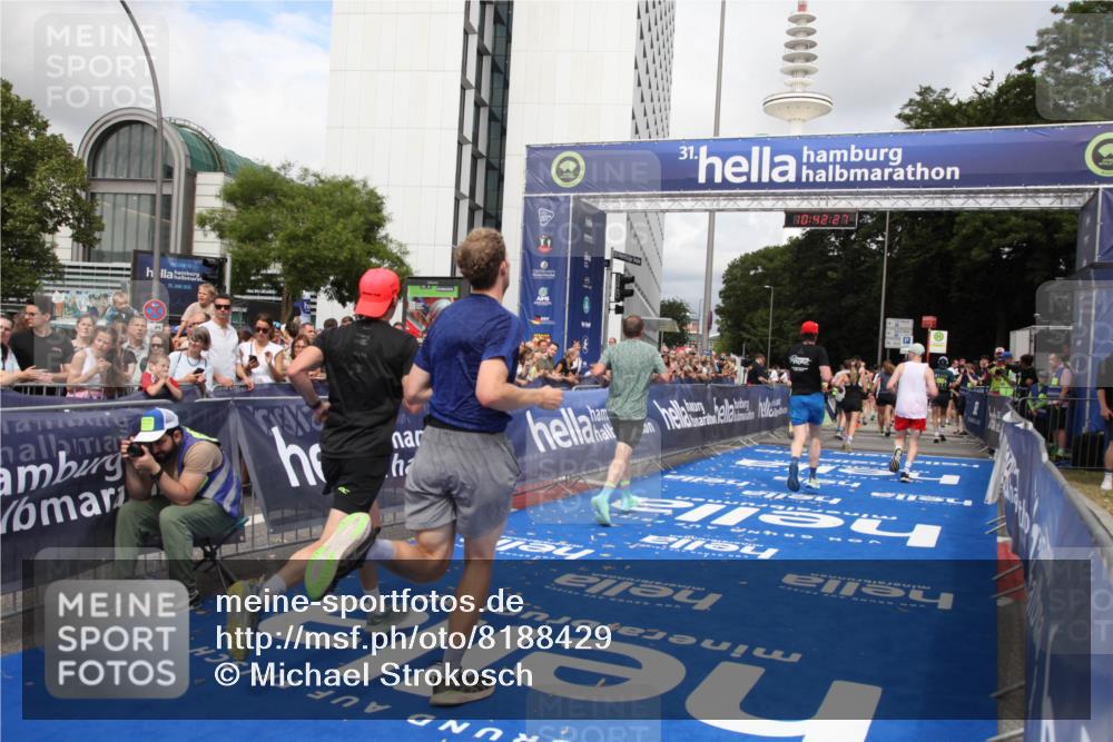 29.06.2025 - hella hamburg halbmarathon Michael Strokosch http://msf.ph/oto/8188429 29.06.2025 10:42:25 Ziel 1256, 1312, 1903, 2675, 3523, 6639, 6770, 7693, 7865, 11907, 13746, 13807, 14226, 14811, 15095, 15175, 15270, 15654, 16281, 16660, 18330 meine-sportfotos.de