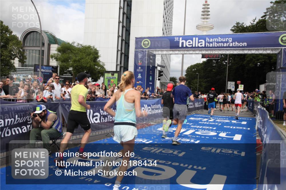 29.06.2025 - hella hamburg halbmarathon Michael Strokosch http://msf.ph/oto/8188434 29.06.2025 10:42:26 Ziel 1256, 1312, 2233, 2675, 3523, 6639, 6770, 7693, 11907, 13746, 13807, 14226, 14811, 15095, 15175, 15270, 15623, 15654, 16281, 18330 meine-sportfotos.de