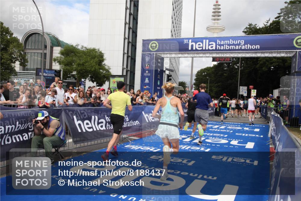29.06.2025 - hella hamburg halbmarathon Michael Strokosch http://msf.ph/oto/8188437 29.06.2025 10:42:27 Ziel 1256, 1312, 1800, 2233, 2675, 3523, 6639, 6770, 7693, 11907, 13746, 13807, 14226, 15095, 15175, 15270, 15623, 15654, 16281, 17637, 17911, 18330 meine-sportfotos.de