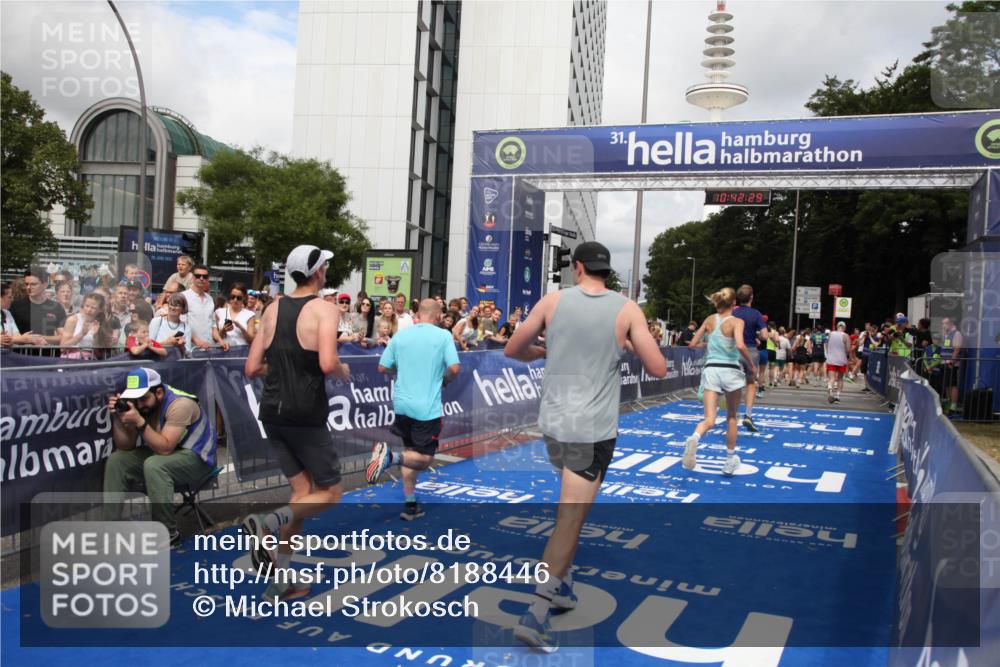 29.06.2025 - hella hamburg halbmarathon Michael Strokosch http://msf.ph/oto/8188446 29.06.2025 10:42:27 Ziel 1256, 1312, 1800, 2233, 2675, 3523, 6639, 6770, 7693, 11907, 13746, 13807, 14226, 15095, 15175, 15270, 15623, 15654, 16281, 17637, 17911, 18330 meine-sportfotos.de