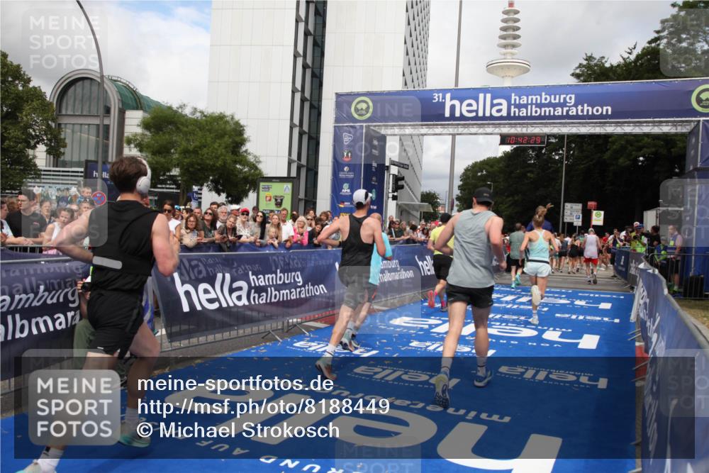 29.06.2025 - hella hamburg halbmarathon Michael Strokosch http://msf.ph/oto/8188449 29.06.2025 10:42:28 Ziel 1256, 1312, 1353, 1800, 2233, 3523, 6639, 6770, 7116, 7448, 7693, 7734, 11907, 13746, 13807, 14226, 15095, 15175, 15270, 15623, 15654, 16281, 17637, 17911, 18330 meine-sportfotos.de