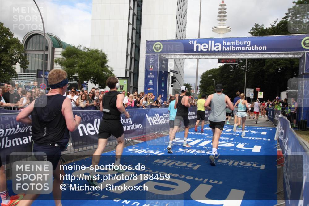29.06.2025 - hella hamburg halbmarathon Michael Strokosch http://msf.ph/oto/8188459 29.06.2025 10:42:28 Ziel 1256, 1312, 1353, 1800, 2233, 3523, 6639, 6770, 7116, 7448, 7693, 7734, 11907, 13746, 13807, 14226, 15095, 15175, 15270, 15623, 15654, 16281, 17637, 17911, 18330 meine-sportfotos.de