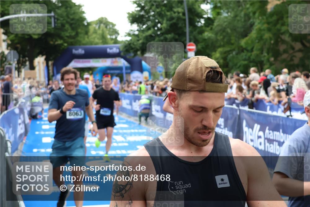 29.06.2025 - hella hamburg halbmarathon Zöllner http://msf.ph/oto/8188468 29.06.2025 10:44:05 Ziel 1391, 1558, 2816, 4981, 6705, 8063, 8900, 9081, 10596, 11346, 13123, 15383, 16506, 16697, 17516, 17977, 18004 meine-sportfotos.de