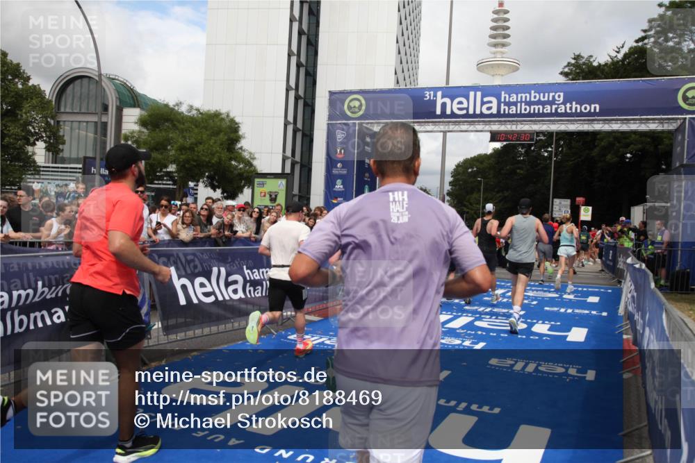 29.06.2025 - hella hamburg halbmarathon Michael Strokosch http://msf.ph/oto/8188469 29.06.2025 10:42:29 Ziel 1256, 1312, 1353, 1800, 1962, 2233, 3523, 6639, 6770, 7116, 7448, 7693, 7734, 11907, 13807, 14226, 15095, 15175, 15623, 15654, 16281, 17637, 17733, 17911, 18330 meine-sportfotos.de