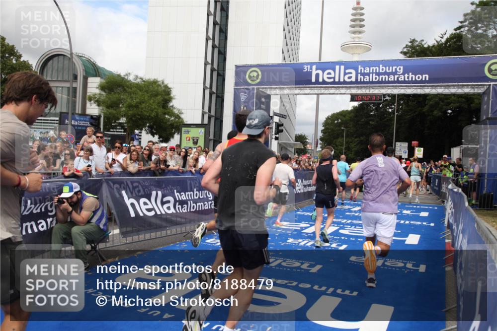 29.06.2025 - hella hamburg halbmarathon Michael Strokosch http://msf.ph/oto/8188479 29.06.2025 10:42:30 Ziel 1209, 1256, 1353, 1800, 1962, 2233, 3523, 6639, 6770, 7116, 7448, 7693, 7734, 11907, 13446, 13807, 14226, 15095, 15175, 15623, 15654, 16281, 16333, 17637, 17733, 17911, 18330 meine-sportfotos.de