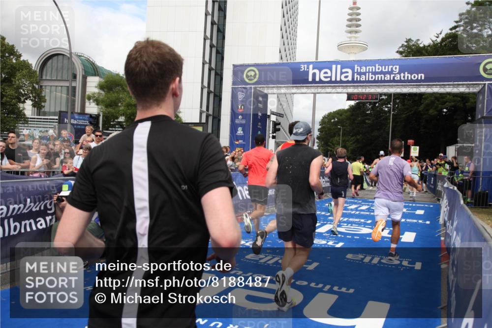 29.06.2025 - hella hamburg halbmarathon Michael Strokosch http://msf.ph/oto/8188487 29.06.2025 10:42:30 Ziel 1209, 1256, 1353, 1800, 1962, 2233, 3523, 6639, 6770, 7116, 7448, 7693, 7734, 11907, 13446, 13807, 14226, 15095, 15175, 15623, 15654, 16281, 16333, 17637, 17733, 17911, 18330 meine-sportfotos.de