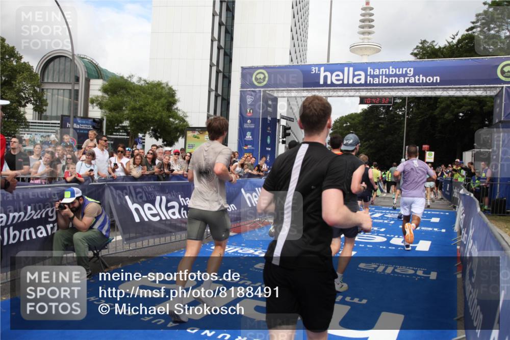 29.06.2025 - hella hamburg halbmarathon Michael Strokosch http://msf.ph/oto/8188491 29.06.2025 10:42:30 Ziel 1209, 1256, 1353, 1800, 1962, 2233, 3523, 6639, 6770, 7116, 7448, 7693, 7734, 11907, 13446, 13807, 14226, 15095, 15175, 15623, 15654, 16281, 16333, 17637, 17733, 17911, 18330 meine-sportfotos.de