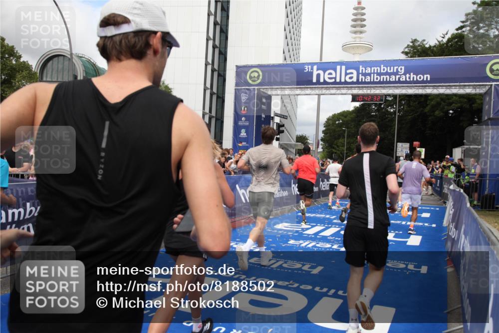 29.06.2025 - hella hamburg halbmarathon Michael Strokosch http://msf.ph/oto/8188502 29.06.2025 10:42:31 Ziel 1209, 1256, 1353, 1800, 1962, 2233, 3523, 6639, 7116, 7448, 7693, 7734, 11907, 13446, 14226, 15095, 15175, 15623, 15654, 16281, 16295, 16333, 17637, 17733, 17911, 18330, 18680 meine-sportfotos.de