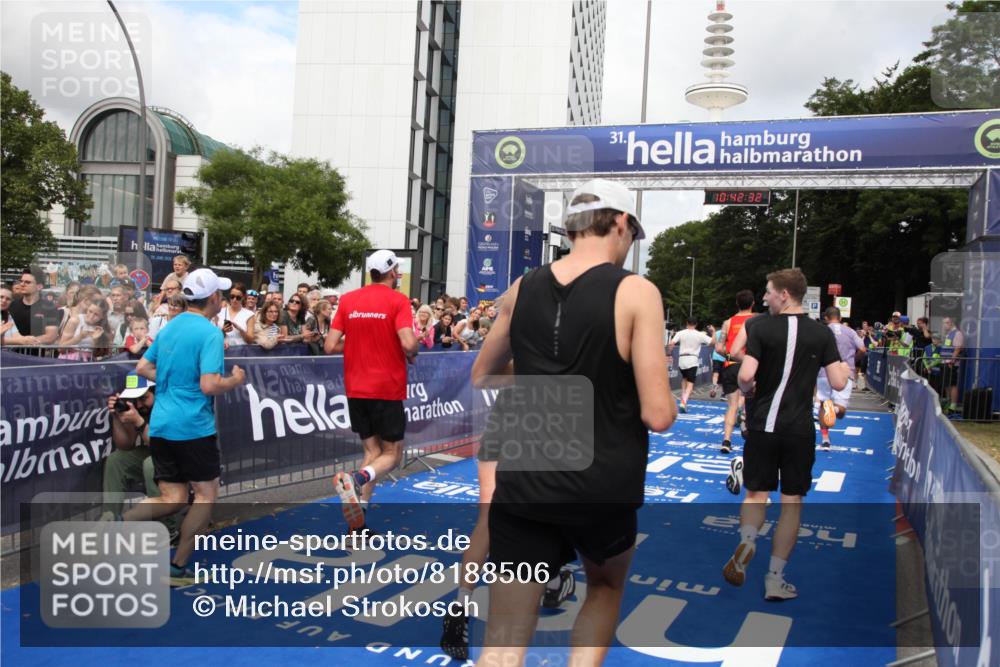 29.06.2025 - hella hamburg halbmarathon Michael Strokosch http://msf.ph/oto/8188506 29.06.2025 10:42:31 Ziel 1209, 1256, 1353, 1800, 1962, 2233, 3523, 6639, 7116, 7448, 7693, 7734, 11907, 13446, 14226, 15095, 15175, 15623, 15654, 16281, 16295, 16333, 17637, 17733, 17911, 18330, 18680 meine-sportfotos.de