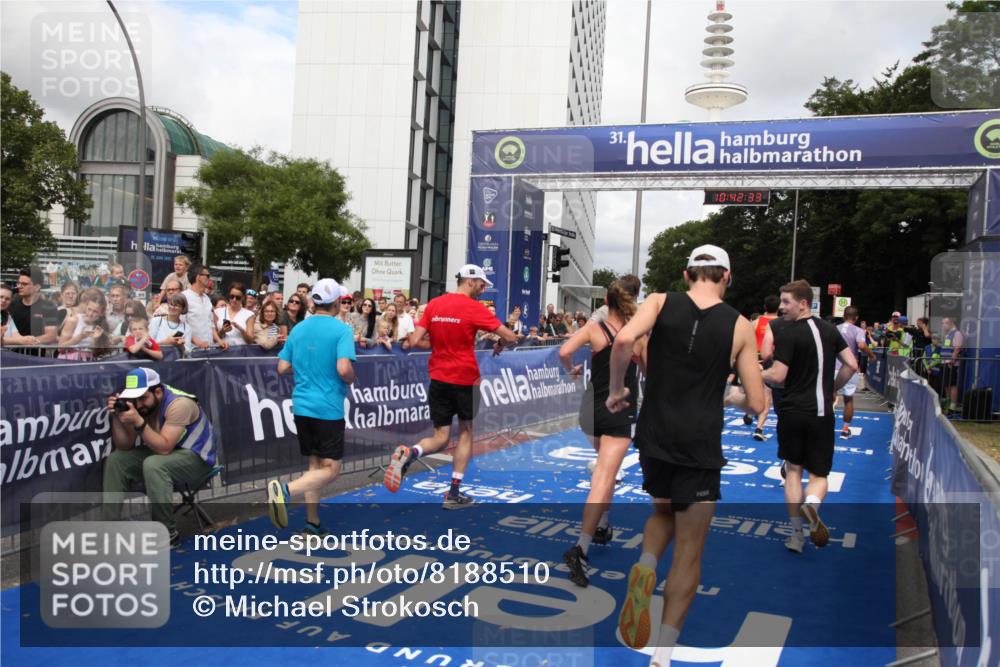 29.06.2025 - hella hamburg halbmarathon Michael Strokosch http://msf.ph/oto/8188510 29.06.2025 10:42:32 Ziel 1209, 1256, 1353, 1800, 1962, 2233, 3523, 7116, 7448, 7693, 7734, 11907, 13446, 14226, 15095, 15175, 15623, 16281, 16295, 16333, 17016, 17637, 17733, 17911, 18330, 18680 meine-sportfotos.de
