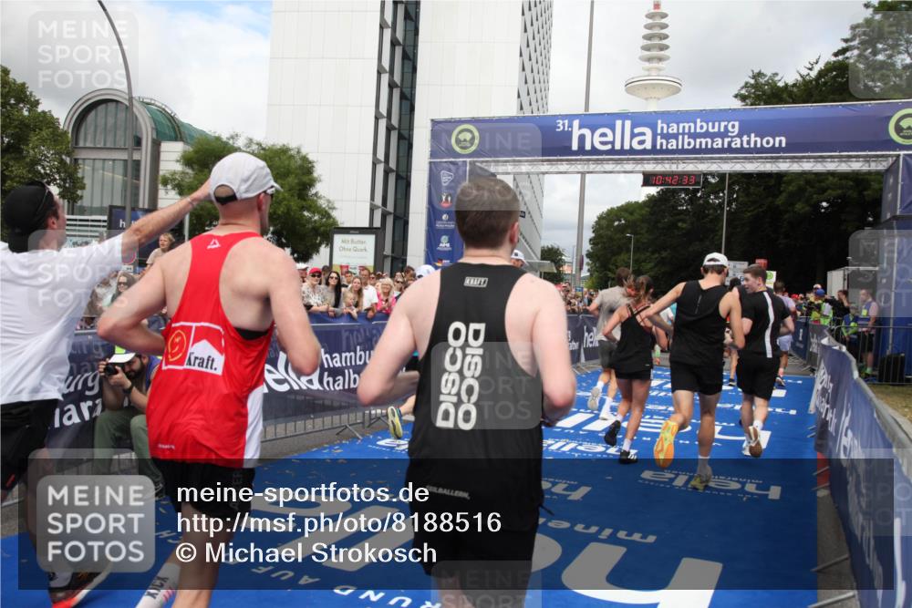 29.06.2025 - hella hamburg halbmarathon Michael Strokosch http://msf.ph/oto/8188516 29.06.2025 10:42:32 Ziel 1209, 1256, 1353, 1800, 1962, 2233, 3523, 7116, 7448, 7693, 7734, 11907, 13446, 14226, 15095, 15175, 15623, 16281, 16295, 16333, 17016, 17637, 17733, 17911, 18330, 18680 meine-sportfotos.de