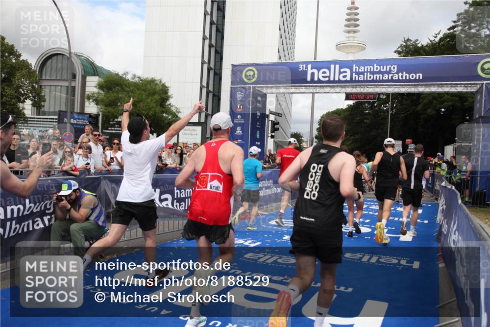 29.06.2025 - hella hamburg halbmarathon Michael Strokosch http://msf.ph/oto/8188529 29.06.2025 10:42:32 Ziel 1209, 1256, 1353, 1800, 1962, 2233, 3523, 7116, 7448, 7693, 7734, 11907, 13446, 14226, 15095, 15175, 15623, 16281, 16295, 16333, 17016, 17637, 17733, 17911, 18330, 18680 meine-sportfotos.de