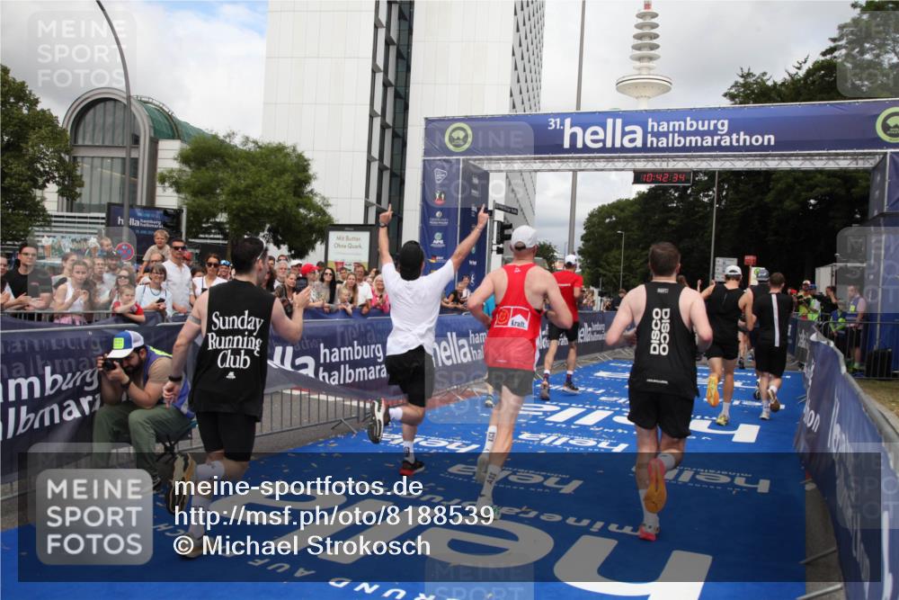 29.06.2025 - hella hamburg halbmarathon Michael Strokosch http://msf.ph/oto/8188539 29.06.2025 10:42:33 Ziel 1209, 1256, 1353, 1800, 1962, 2233, 3523, 7116, 7448, 7693, 7734, 11907, 13446, 15095, 15175, 15623, 16295, 16333, 17016, 17637, 17733, 17911, 18330, 18680 meine-sportfotos.de