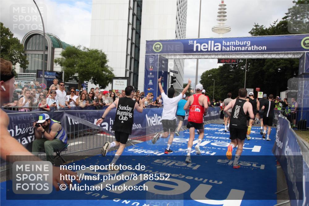 29.06.2025 - hella hamburg halbmarathon Michael Strokosch http://msf.ph/oto/8188552 29.06.2025 10:42:33 Ziel 1209, 1256, 1353, 1800, 1962, 2233, 3523, 7116, 7448, 7693, 7734, 11907, 13446, 15095, 15175, 15623, 16295, 16333, 17016, 17637, 17733, 17911, 18330, 18680 meine-sportfotos.de
