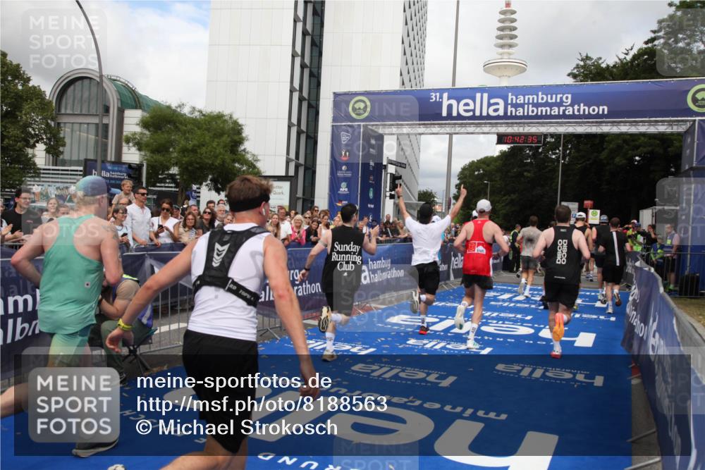 29.06.2025 - hella hamburg halbmarathon Michael Strokosch http://msf.ph/oto/8188563 29.06.2025 10:42:34 Ziel 1209, 1256, 1353, 1735, 1800, 1962, 2233, 3523, 7116, 7448, 7508, 7693, 7734, 13446, 15095, 15623, 16295, 16333, 17016, 17637, 17733, 17911, 18680 meine-sportfotos.de