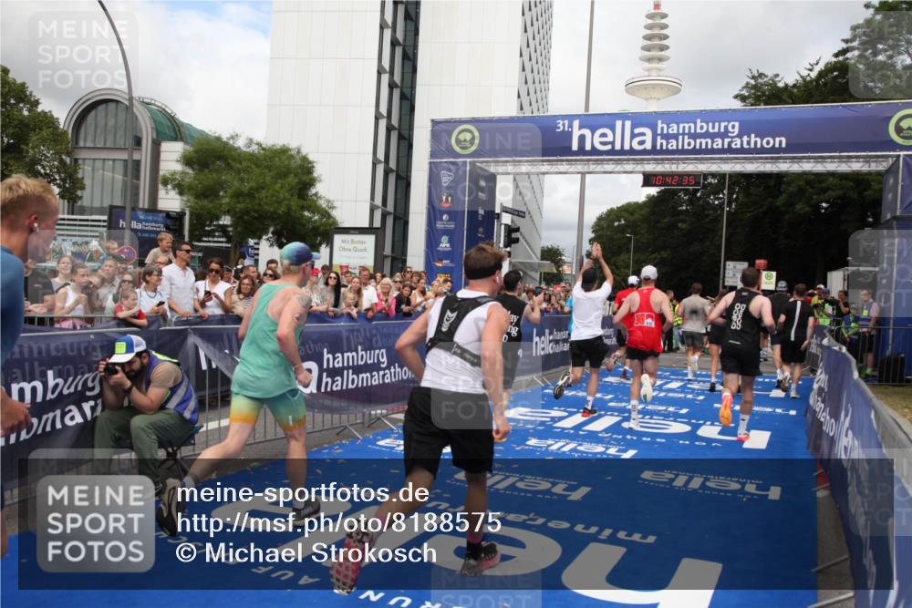 29.06.2025 - hella hamburg halbmarathon Michael Strokosch http://msf.ph/oto/8188575 29.06.2025 10:42:34 Ziel 1209, 1256, 1353, 1735, 1800, 1962, 2233, 3523, 7116, 7448, 7508, 7693, 7734, 13446, 15095, 15623, 16295, 16333, 17016, 17637, 17733, 17911, 18680 meine-sportfotos.de