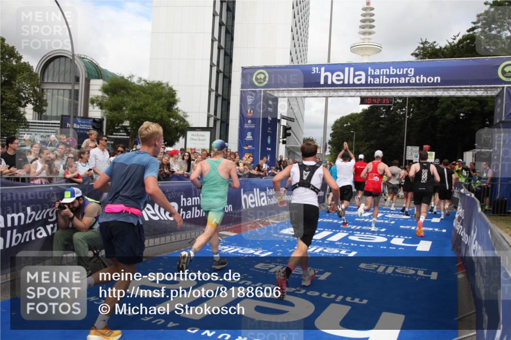 29.06.2025 - hella hamburg halbmarathon Michael Strokosch http://msf.ph/oto/8188606 29.06.2025 10:42:34 Ziel 1209, 1256, 1353, 1735, 1800, 1962, 2233, 3523, 7116, 7448, 7508, 7693, 7734, 13446, 15095, 15623, 16295, 16333, 17016, 17637, 17733, 17911, 18680 meine-sportfotos.de