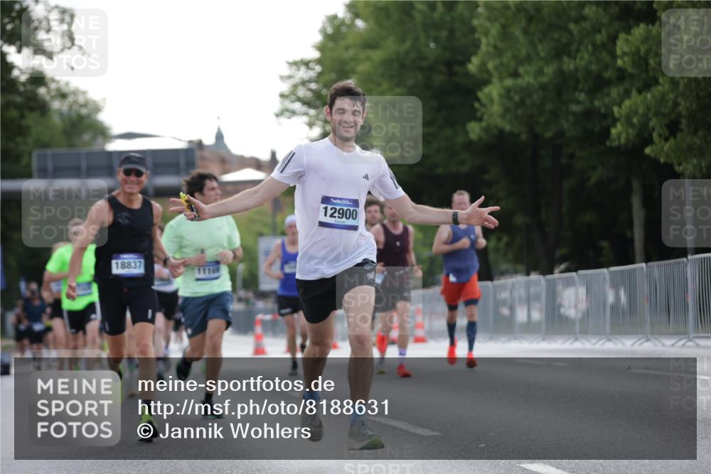 29.06.2025 - hella hamburg halbmarathon Jannik Wohlers http://msf.ph/oto/8188631 29.06.2025 09:44:36 Lombardsbrücke 1827, 3201, 5269, 5367, 6619, 8473, 8731, 10156, 10848, 11169, 12287, 12900, 13838, 13956, 14164, 16377, 16508, 16713, 16736, 17428, 17488, 18837, 18871, 18874, 19142 meine-sportfotos.de