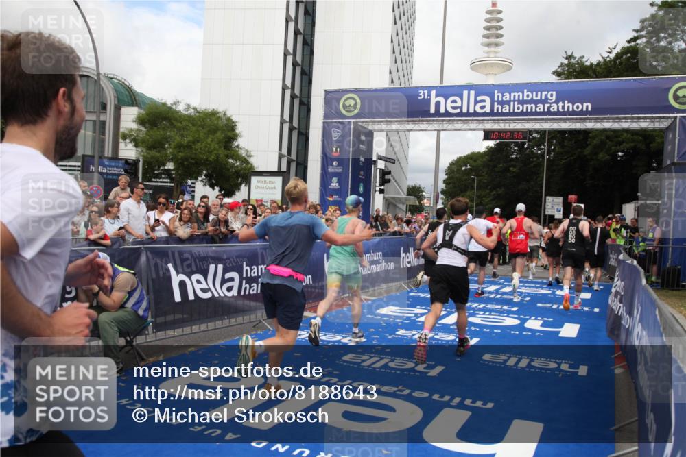 29.06.2025 - hella hamburg halbmarathon Michael Strokosch http://msf.ph/oto/8188643 29.06.2025 10:42:35 Ziel 1209, 1353, 1735, 1800, 1962, 2233, 4235, 7116, 7448, 7508, 7734, 13446, 15623, 16295, 16333, 17016, 17637, 17733, 17911, 18680 meine-sportfotos.de