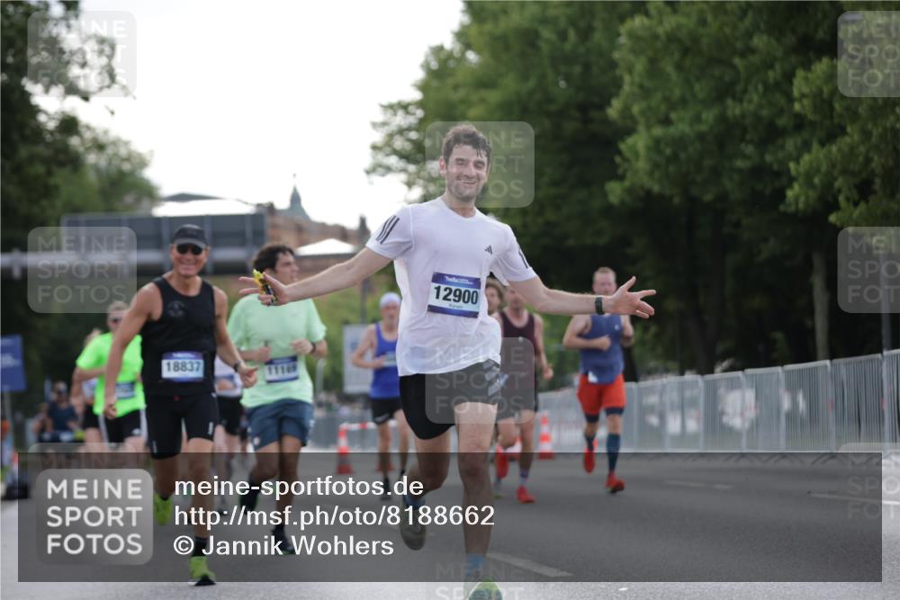 29.06.2025 - hella hamburg halbmarathon Jannik Wohlers http://msf.ph/oto/8188662 29.06.2025 09:44:36 Lombardsbrücke 1827, 3201, 5269, 5367, 6619, 8473, 8731, 10156, 10848, 11169, 12287, 12900, 13838, 13956, 14164, 16377, 16508, 16713, 16736, 17428, 17488, 18837, 18871, 18874, 19142 meine-sportfotos.de