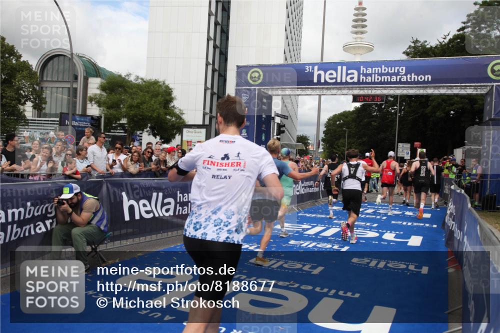 29.06.2025 - hella hamburg halbmarathon Michael Strokosch http://msf.ph/oto/8188677 29.06.2025 10:42:35 Ziel 1209, 1353, 1735, 1800, 1962, 2233, 4235, 7116, 7448, 7508, 7734, 13446, 15623, 16295, 16333, 17016, 17637, 17733, 17911, 18680 meine-sportfotos.de
