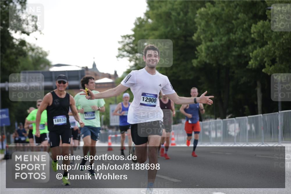 29.06.2025 - hella hamburg halbmarathon Jannik Wohlers http://msf.ph/oto/8188698 29.06.2025 09:44:36 Lombardsbrücke 1827, 3201, 5269, 5367, 6619, 8473, 8731, 10156, 10848, 11169, 12287, 12900, 13838, 13956, 14164, 16377, 16508, 16713, 16736, 17428, 17488, 18837, 18871, 18874, 19142 meine-sportfotos.de