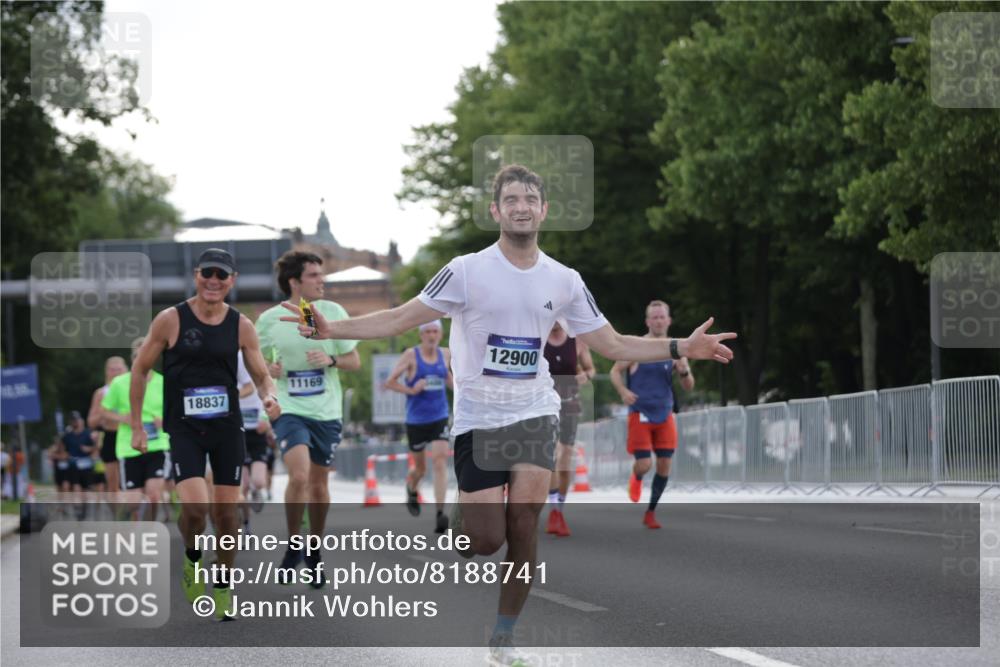 29.06.2025 - hella hamburg halbmarathon Jannik Wohlers http://msf.ph/oto/8188741 29.06.2025 09:44:37 Lombardsbrücke 1827, 3201, 5269, 5367, 6619, 8473, 8731, 10156, 10486, 10848, 11169, 12287, 12900, 13838, 13956, 14140, 14164, 15883, 16377, 16508, 16713, 16736, 17428, 17488, 18837, 18871, 18874, 19142 meine-sportfotos.de