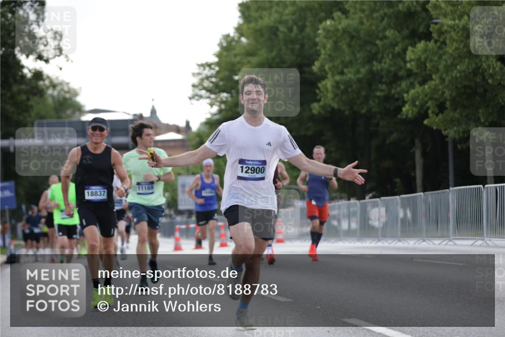 29.06.2025 - hella hamburg halbmarathon Jannik Wohlers http://msf.ph/oto/8188783 29.06.2025 09:44:37 Lombardsbrücke 1827, 3201, 5269, 5367, 6619, 8473, 8731, 10156, 10486, 10848, 11169, 12287, 12900, 13838, 13956, 14140, 14164, 15883, 16377, 16508, 16713, 16736, 17428, 17488, 18837, 18871, 18874, 19142 meine-sportfotos.de