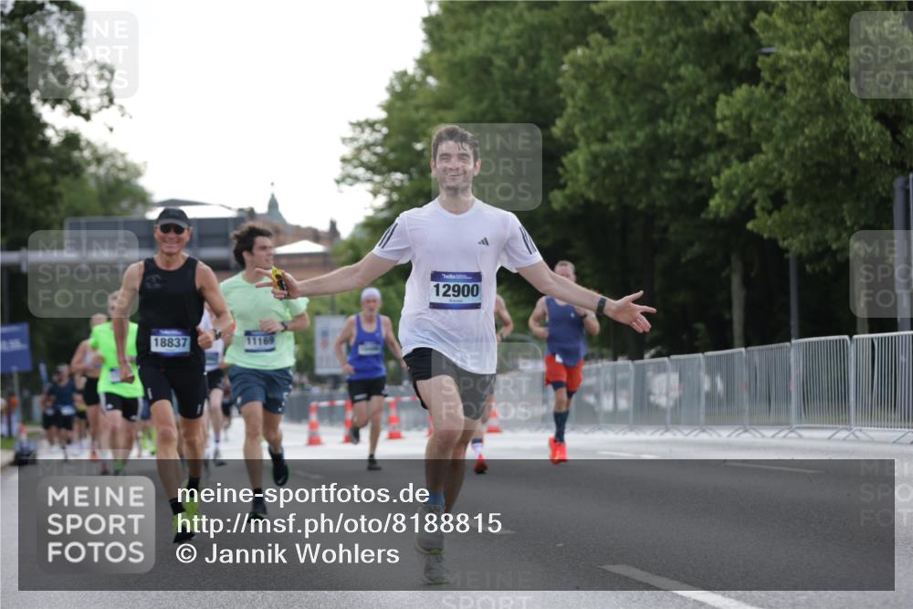 29.06.2025 - hella hamburg halbmarathon Jannik Wohlers http://msf.ph/oto/8188815 29.06.2025 09:44:37 Lombardsbrücke 1827, 3201, 5269, 5367, 6619, 8473, 8731, 10156, 10486, 10848, 11169, 12287, 12900, 13838, 13956, 14140, 14164, 15883, 16377, 16508, 16713, 16736, 17428, 17488, 18837, 18871, 18874, 19142 meine-sportfotos.de