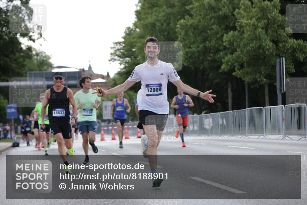 29.06.2025 - hella hamburg halbmarathon Jannik Wohlers http://msf.ph/oto/8188901 29.06.2025 09:44:37 Lombardsbrücke 1827, 3201, 5269, 5367, 6619, 8473, 8731, 10156, 10486, 10848, 11169, 12287, 12900, 13838, 13956, 14140, 14164, 15883, 16377, 16508, 16713, 16736, 17428, 17488, 18837, 18871, 18874, 19142 meine-sportfotos.de