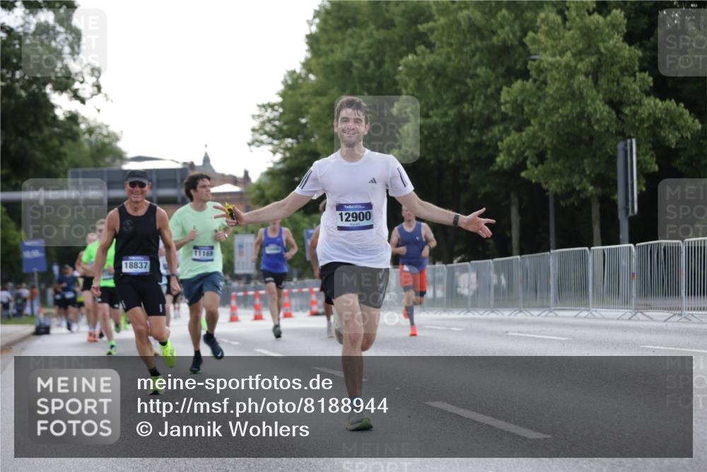 29.06.2025 - hella hamburg halbmarathon Jannik Wohlers http://msf.ph/oto/8188944 29.06.2025 09:44:37 Lombardsbrücke 1827, 3201, 5269, 5367, 6619, 8473, 8731, 10156, 10486, 10848, 11169, 12287, 12900, 13838, 13956, 14140, 14164, 15883, 16377, 16508, 16713, 16736, 17428, 17488, 18837, 18871, 18874, 19142 meine-sportfotos.de