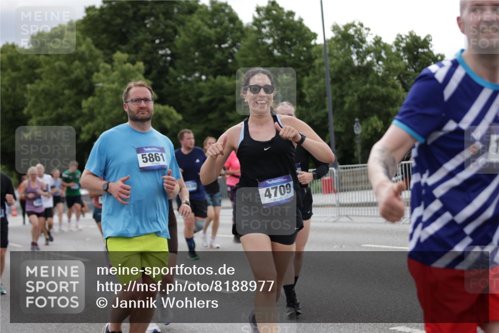 29.06.2025 - hella hamburg halbmarathon Jannik Wohlers http://msf.ph/oto/8188977 29.06.2025 11:12:14 Lombardsbrücke 1405, 1864, 1874, 3090, 3512, 4004, 4011, 4212, 4339, 4709, 4730, 5304, 5334, 5764, 5765, 6157, 6186, 6768, 6769, 6777, 7123, 7144, 7406, 7414, 7745, 7746, 8174, 9818, 10254, 11108, 12516, 13091, 13828, 13839, 14071, 14487, 15400, 15401, 16544, 17254, 17418, 17471, 17618, 17700, 18139, 18669 meine-sportfotos.de