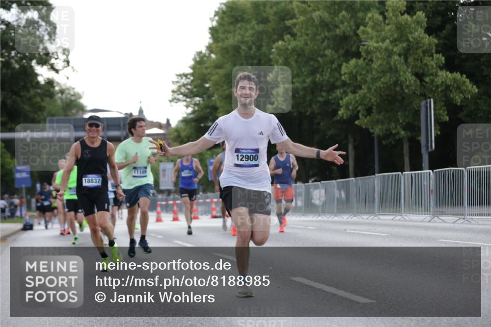 29.06.2025 - hella hamburg halbmarathon Jannik Wohlers http://msf.ph/oto/8188985 29.06.2025 09:44:37 Lombardsbrücke 1827, 3201, 5269, 5367, 6619, 8473, 8731, 10156, 10486, 10848, 11169, 12287, 12900, 13838, 13956, 14140, 14164, 15883, 16377, 16508, 16713, 16736, 17428, 17488, 18837, 18871, 18874, 19142 meine-sportfotos.de