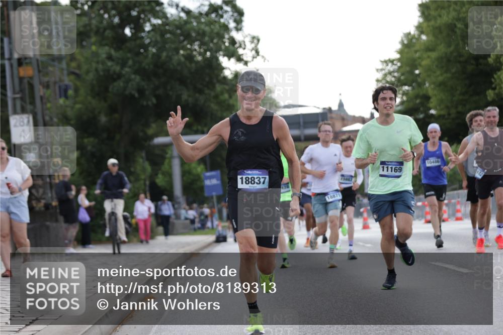29.06.2025 - hella hamburg halbmarathon Jannik Wohlers http://msf.ph/oto/8189313 29.06.2025 09:44:38 Lombardsbrücke 1827, 2746, 3201, 5269, 5367, 6619, 8731, 10156, 10486, 10848, 11169, 12287, 12595, 12900, 13838, 13956, 14140, 14164, 15883, 16377, 16508, 16713, 16818, 17428, 17488, 18737, 18837, 18871, 18874, 19142 meine-sportfotos.de