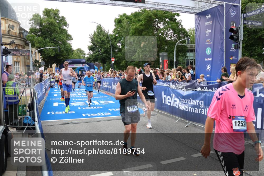 29.06.2025 - hella hamburg halbmarathon Zöllner http://msf.ph/oto/8189754 29.06.2025 10:44:32 Ziel 1057, 3305, 4310, 4691, 7322, 8928, 12327, 12554, 14464, 14667, 15862, 16803, 17097, 17729, 18765, 18806 meine-sportfotos.de