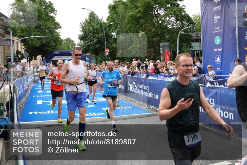 29.06.2025 - hella hamburg halbmarathon Zöllner http://msf.ph/oto/8189807 29.06.2025 10:44:33 Ziel 1057, 1468, 3305, 4310, 4691, 7322, 7710, 8928, 12327, 12554, 14464, 14667, 15862, 17097, 17729, 18765, 18806 meine-sportfotos.de