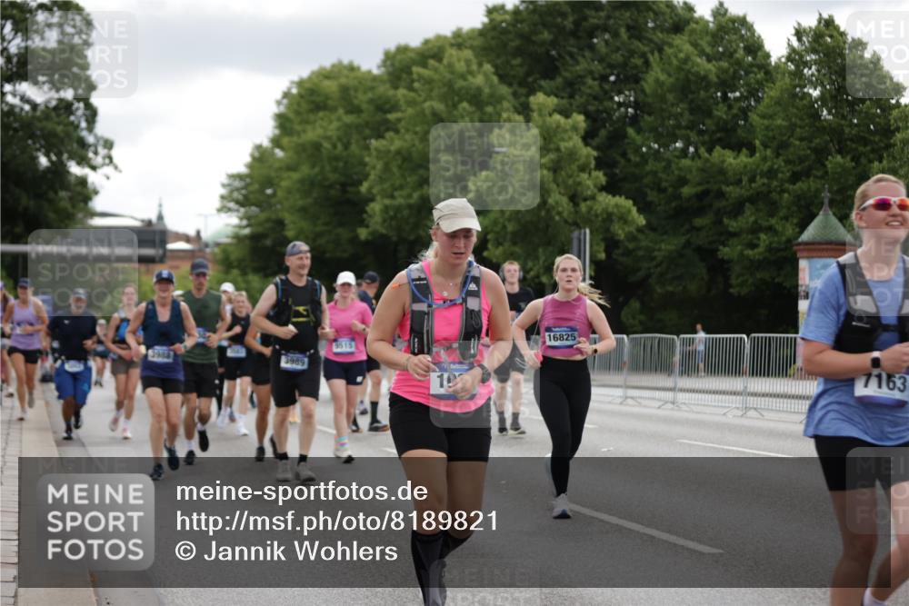 29.06.2025 - hella hamburg halbmarathon Jannik Wohlers http://msf.ph/oto/8189821 29.06.2025 11:12:36 Lombardsbrücke 1084, 1178, 2857, 3045, 3047, 3331, 3582, 3583, 3862, 3988, 3989, 4045, 5078, 5130, 5441, 7163, 7428, 8331, 8836, 9263, 9334, 9515, 9909, 11503, 13591, 14538, 14998, 15335, 15667, 15670, 15855, 16411, 16610, 16825, 17875, 18608 meine-sportfotos.de