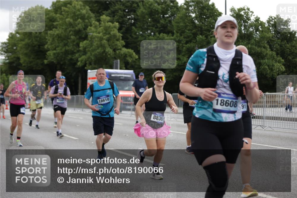 29.06.2025 - hella hamburg halbmarathon Jannik Wohlers http://msf.ph/oto/8190066 29.06.2025 11:12:45 Lombardsbrücke 1848, 2857, 3045, 3047, 3331, 3582, 3583, 3862, 3988, 3989, 5078, 5130, 5441, 7568, 7574, 7806, 8331, 8634, 8785, 8836, 9263, 9334, 9399, 9515, 9669, 9909, 10681, 11289, 11503, 12225, 13591, 14954, 14998, 15335, 15667, 15670, 15711, 15814, 16610, 16825, 17235, 18608, 19123 meine-sportfotos.de