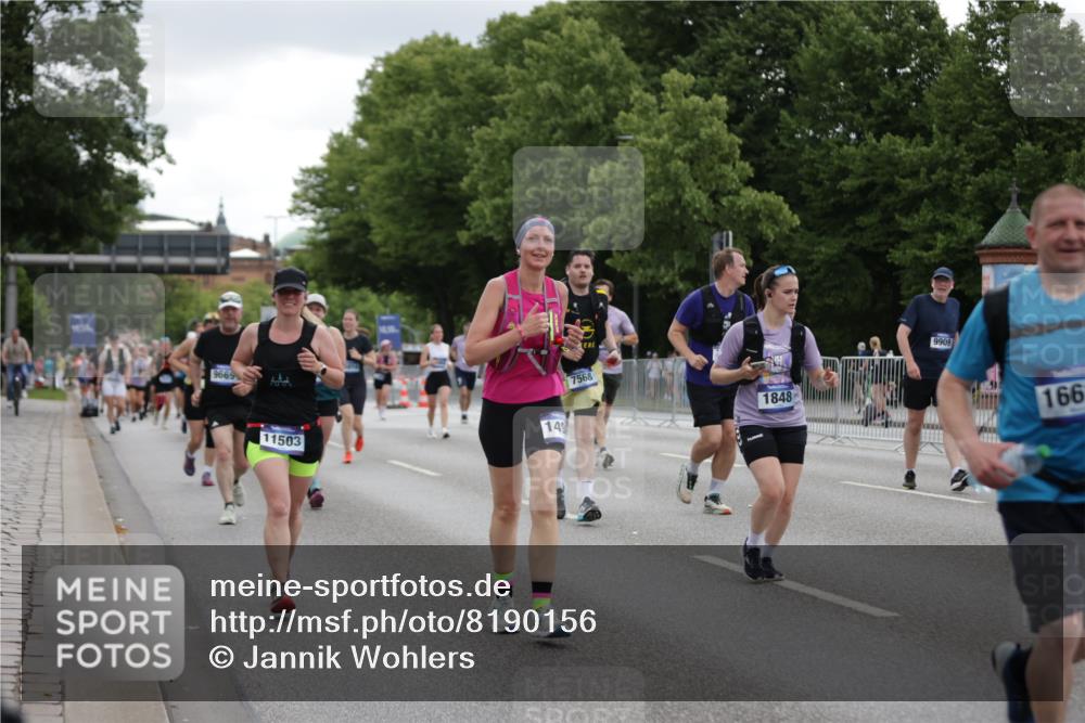 29.06.2025 - hella hamburg halbmarathon Jannik Wohlers http://msf.ph/oto/8190156 29.06.2025 11:12:47 Lombardsbrücke 1848, 2857, 3045, 3047, 3331, 3582, 3583, 3862, 5078, 5130, 5330, 5335, 5441, 7568, 7574, 7806, 8331, 8510, 8634, 8785, 8836, 9263, 9334, 9399, 9669, 9909, 10681, 11289, 11503, 12225, 13591, 14954, 14998, 15335, 15667, 15670, 15711, 15814, 16610, 16825, 17235, 18608, 19123 meine-sportfotos.de