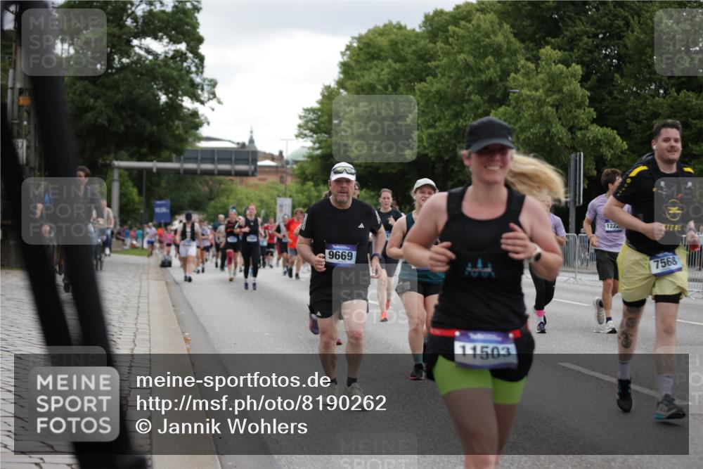 29.06.2025 - hella hamburg halbmarathon Jannik Wohlers http://msf.ph/oto/8190262 29.06.2025 11:12:49 Lombardsbrücke 1848, 2247, 2857, 3045, 3047, 3331, 3582, 3583, 3862, 4675, 4688, 5078, 5130, 5330, 5335, 5441, 6398, 7568, 7574, 7806, 8331, 8510, 8634, 8785, 8836, 9263, 9334, 9399, 9669, 9909, 10681, 11289, 11503, 12225, 13591, 14954, 14998, 15335, 15667, 15670, 15711, 15814, 16610, 17235, 18608, 19123 meine-sportfotos.de