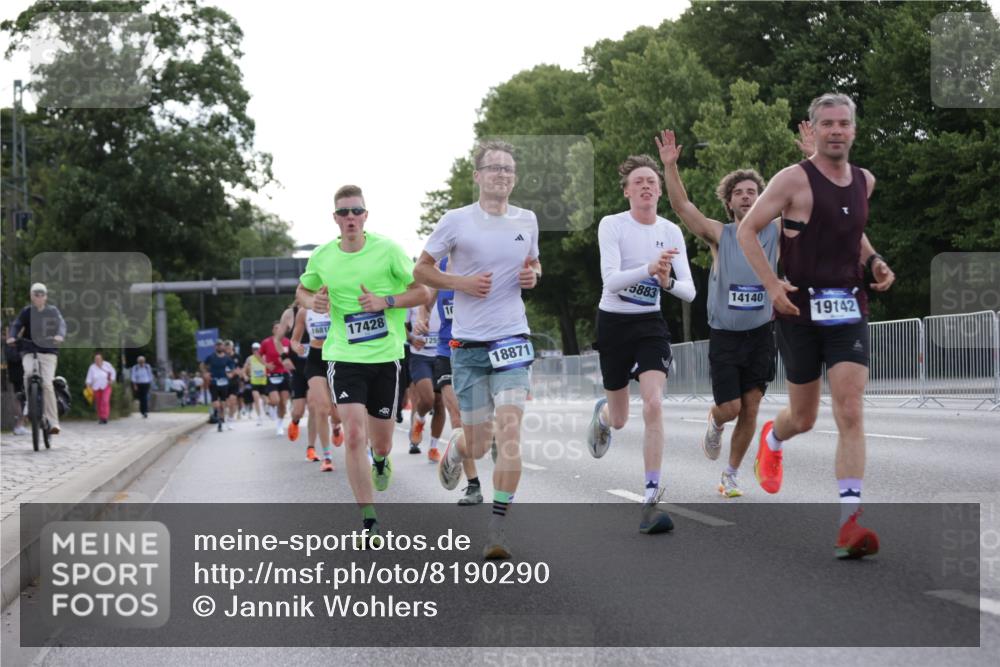 29.06.2025 - hella hamburg halbmarathon Jannik Wohlers http://msf.ph/oto/8190290 29.06.2025 09:44:41 Lombardsbrücke 1827, 2746, 3201, 5269, 5367, 6619, 6781, 10156, 10486, 10848, 11169, 12595, 12900, 13838, 14140, 14164, 14289, 15883, 16377, 16508, 16713, 16818, 17428, 17488, 18737, 18837, 18871, 18874, 19142 meine-sportfotos.de