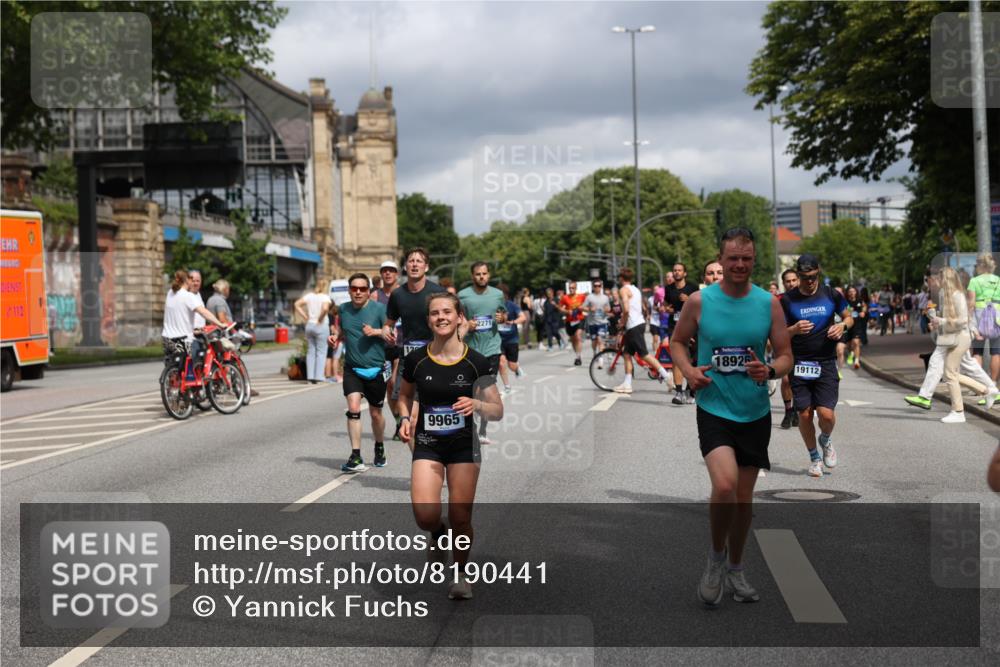 29.06.2025 - hella hamburg halbmarathon Yannick Fuchs http://msf.ph/oto/8190441 29.06.2025 10:43:54 20KM 2516, 2878, 2937, 3414, 3543, 3562, 3692, 4832, 5447, 5978, 6115, 6125, 6282, 7100, 7332, 7657, 8437, 8454, 8813, 8921, 9200, 9491, 9551, 9597, 9723, 9924, 9965, 10189, 11339, 11819, 11975, 12035, 12203, 12271, 12670, 13159, 13225, 13690, 13976, 14526, 14794, 14838, 15519, 15620, 15966, 16403, 16653, 16738, 16843, 16877, 16891, 17001, 17753, 17908, 18058, 18350, 18926, 18960, 19109 meine-sportfotos.de