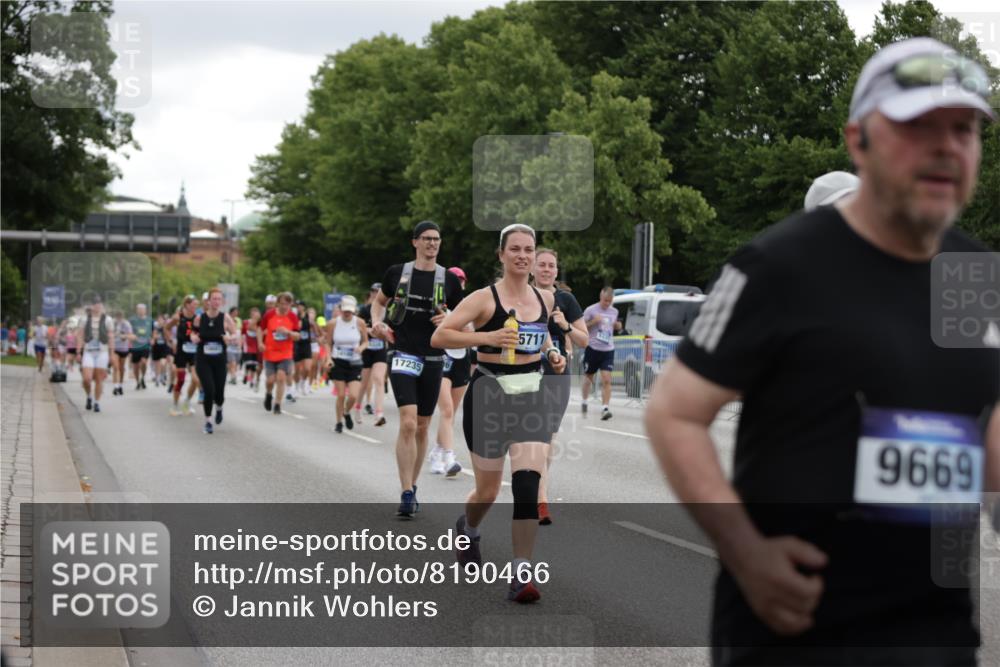 29.06.2025 - hella hamburg halbmarathon Jannik Wohlers http://msf.ph/oto/8190466 29.06.2025 11:12:51 Lombardsbrücke 1848, 2247, 3045, 3047, 3331, 3582, 3862, 4675, 4688, 5330, 5335, 5441, 6398, 7568, 7574, 7719, 7806, 8426, 8510, 8634, 8742, 8785, 8836, 8874, 9263, 9399, 9669, 9909, 10681, 11289, 11503, 11693, 12225, 14954, 14998, 15335, 15667, 15670, 15711, 15814, 16610, 17235, 18608, 19123 meine-sportfotos.de