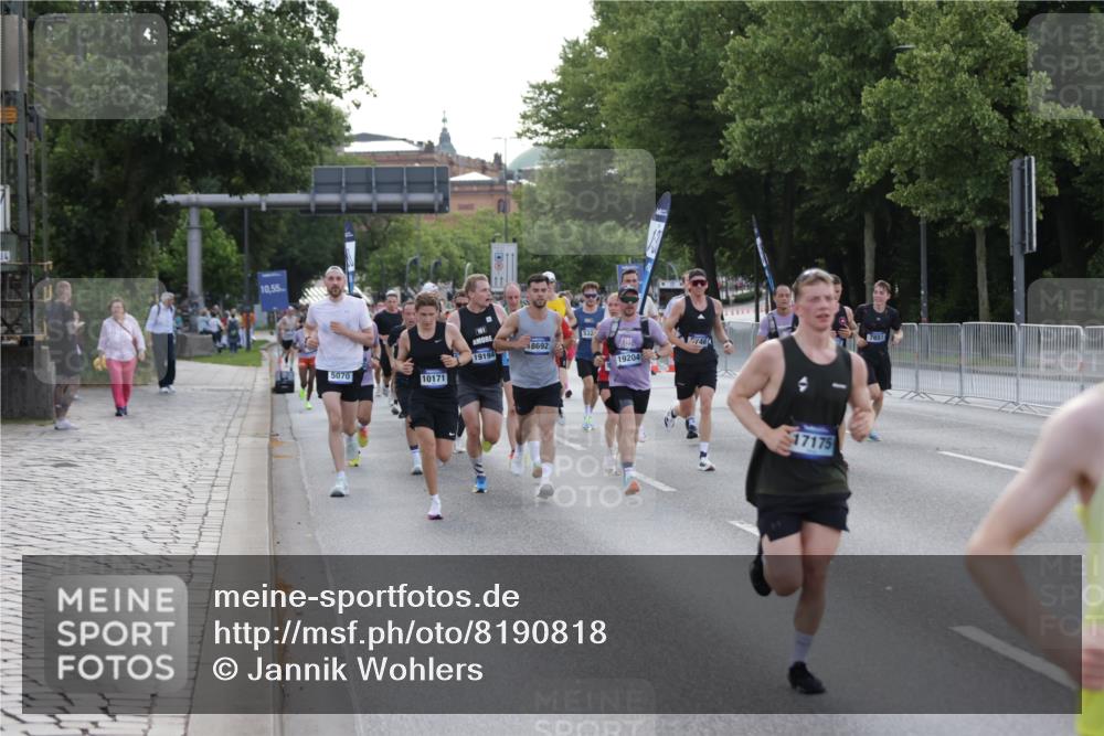 29.06.2025 - hella hamburg halbmarathon Jannik Wohlers http://msf.ph/oto/8190818 29.06.2025 09:44:51 Lombardsbrücke 1758, 1990, 2746, 3043, 4050, 5070, 5328, 5746, 6781, 7272, 7651, 7723, 8209, 8883, 9137, 9381, 10171, 10486, 11169, 11413, 12049, 12595, 12900, 14140, 14289, 15621, 15672, 15883, 16157, 16711, 16713, 16818, 17175, 17374, 17428, 18102, 18692, 18737, 18837, 18871, 19142, 19194, 19202, 19203, 19204 meine-sportfotos.de