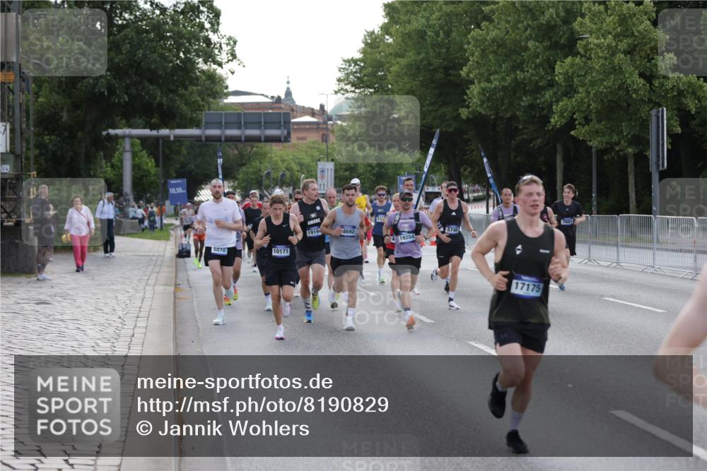 29.06.2025 - hella hamburg halbmarathon Jannik Wohlers http://msf.ph/oto/8190829 29.06.2025 09:44:51 Lombardsbrücke 1758, 1990, 2746, 3043, 4050, 5070, 5328, 5746, 6781, 7272, 7651, 7723, 8209, 8883, 9137, 9381, 10171, 10486, 11169, 11413, 12049, 12595, 12900, 14140, 14289, 15621, 15672, 15883, 16157, 16711, 16713, 16818, 17175, 17374, 17428, 18102, 18692, 18737, 18837, 18871, 19142, 19194, 19202, 19203, 19204 meine-sportfotos.de
